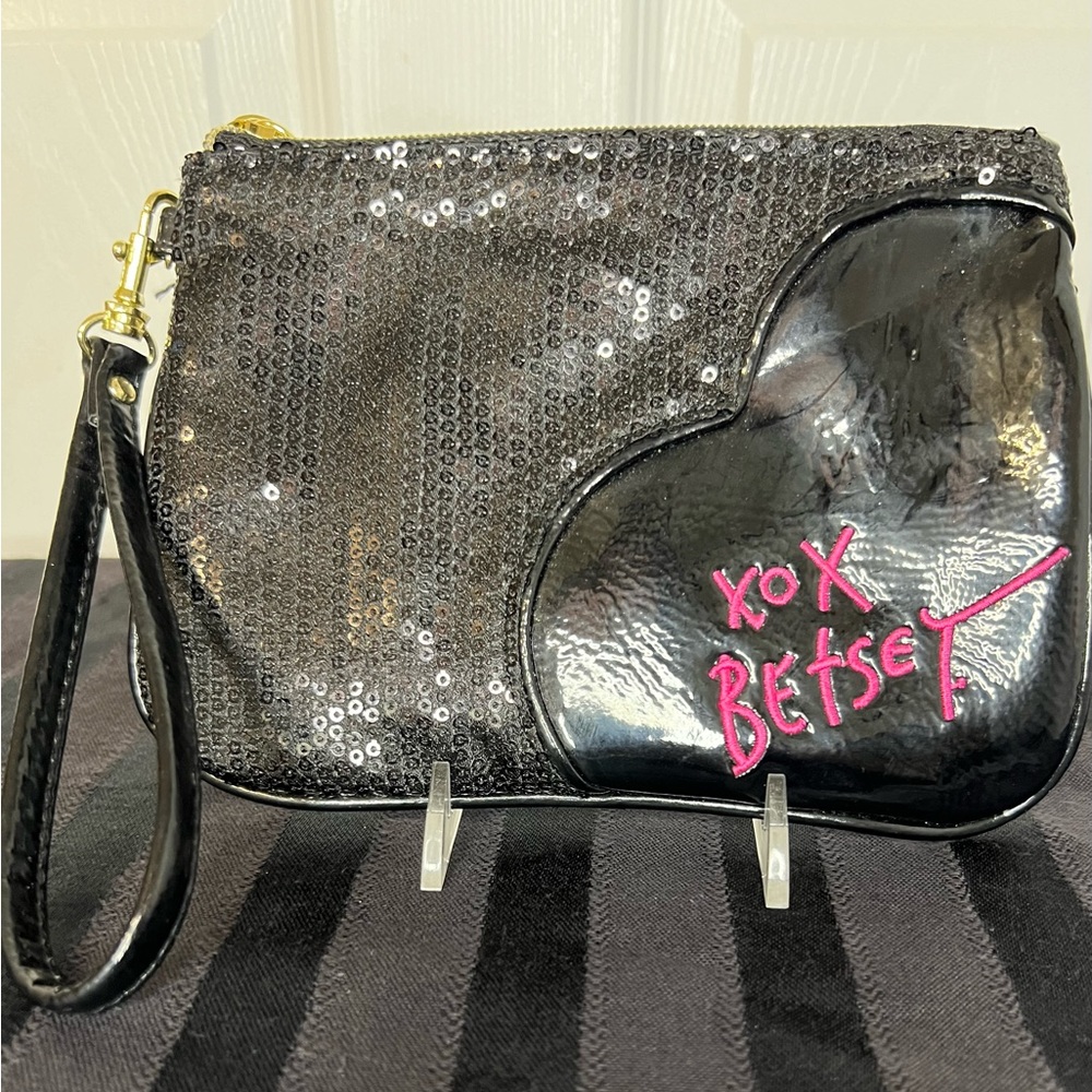 Betsy Johnson Black Sequined Wristlet with XOXO Betsy in Hot Pink 💋